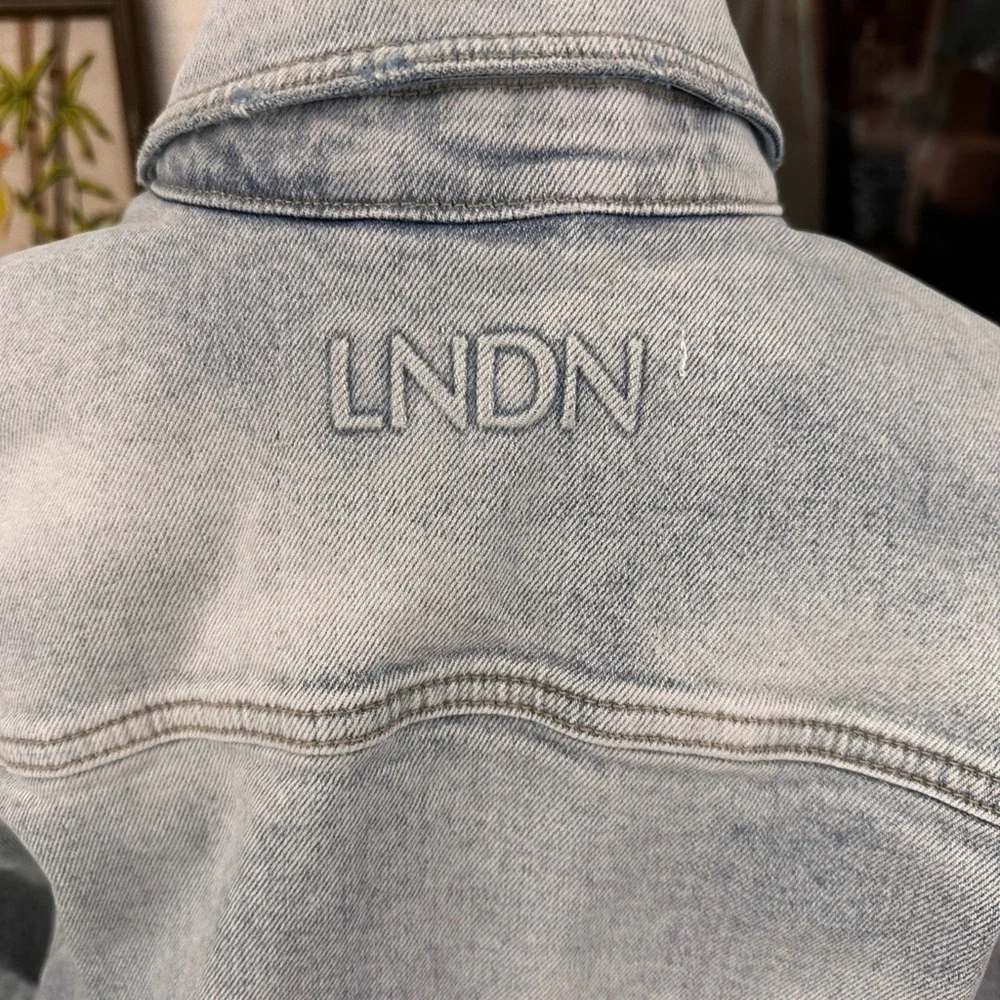 LNDN NWT Size Medium Classic‎ Light Wash distressed Denim Barn Jacket